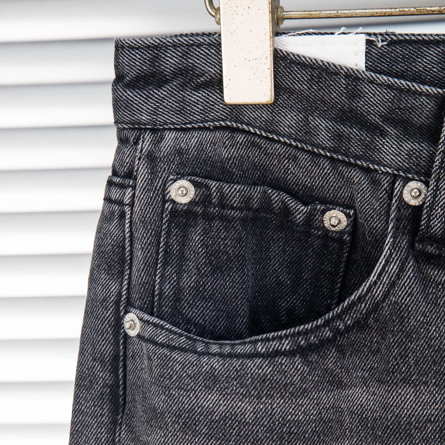 P240 Chrome Hearts Gallery co-branded limited-edition cross-flared flared jeans are a hot item this season and are sought after by countless celebrities and fashionistas. The neat details of the cutting process add color to the playful fashion! The neat and meticulous design, and the well-fitting structure is unique. The upper body not only has outstanding recognition, but also looks younger and younger. A style with the ultimate wearing meaning and performance, gorgeous color matching, and the craftsmanship of this style is also extremely extraordinary. After the finished product is washed, it is disassembled and hand-made with sheepskin cross leather and then spliced ​​together to complete. The whole piece has too many craftsmanship to describe. It is decorated with patchwork cross flowers and high-waisted washed jeans! ! Absolutely high-end luxury product, a god-level single product, a super popular product, made with top heavy industry, a must-see magic weapon that can't be missed. Style number: 1836 Size: 28 30 32 34 36 Color: black